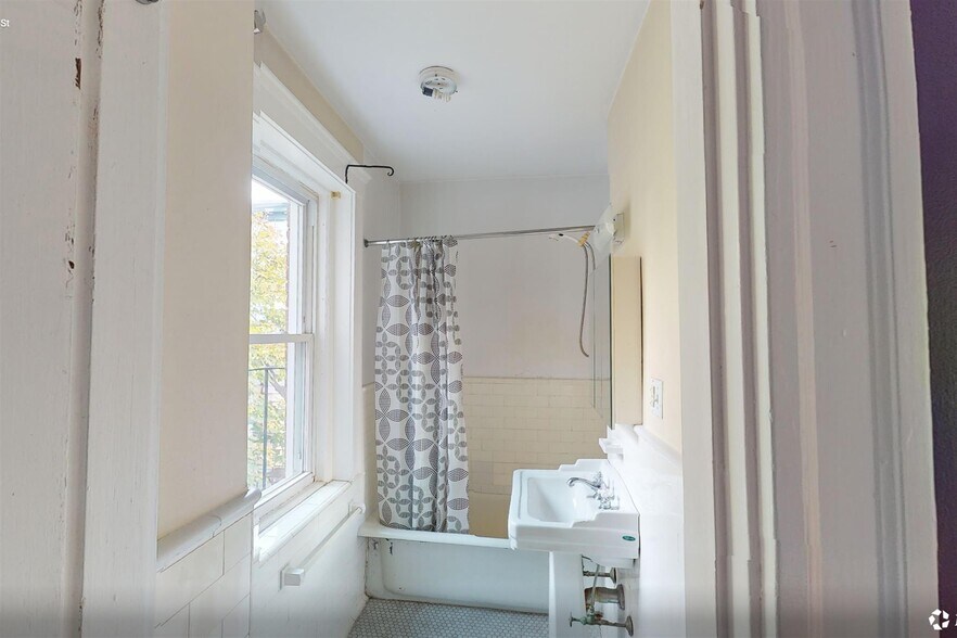 Building Photo - 10 Gray St