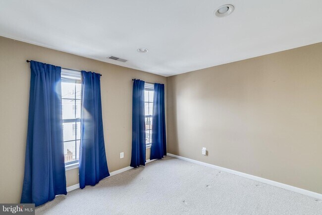 Building Photo - 22072 Avonworth Square