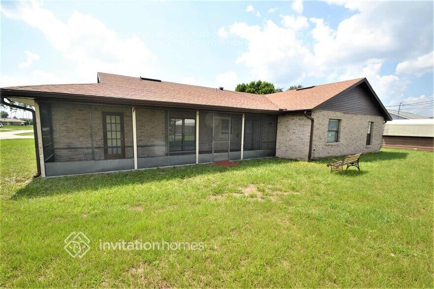 Building Photo - 2900 Sweet Springs St