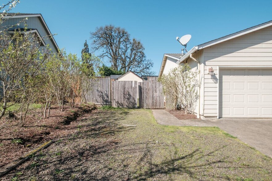 Building Photo - 5448 Siletz Ln