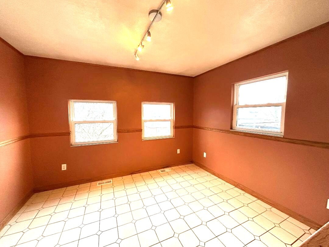 Building Photo - 1527 Orangewood Ave