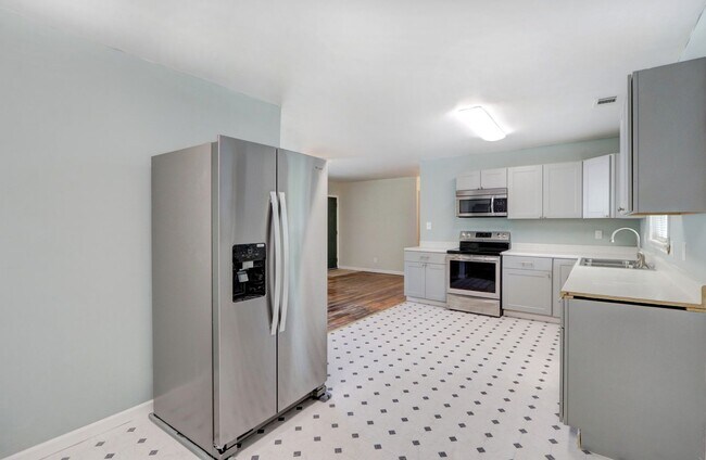 Building Photo - Nice Three Bedroom Single Family - Fenced ...