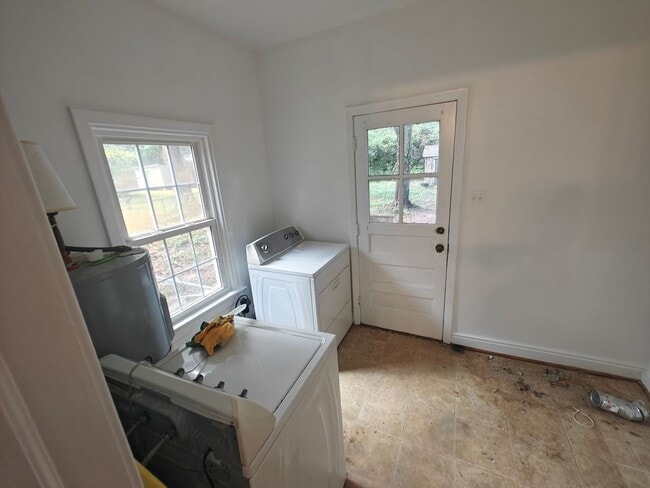Building Photo - 3 bedroom home with fenced rear yard