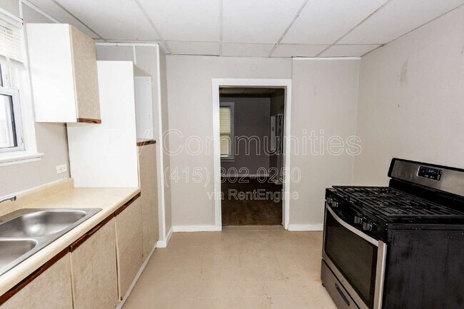 Building Photo - 3818 Highland Rd