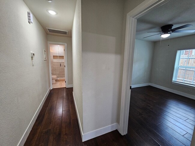 Building Photo - Near Bishop Arts District 2-bedroom, 1-bath duplex