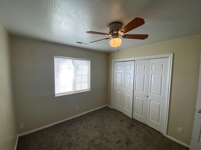 Building Photo - 3 bed, 2 bath Twin Home