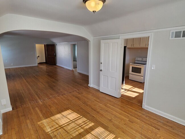 Building Photo - Shorewood 2 bedroom upper