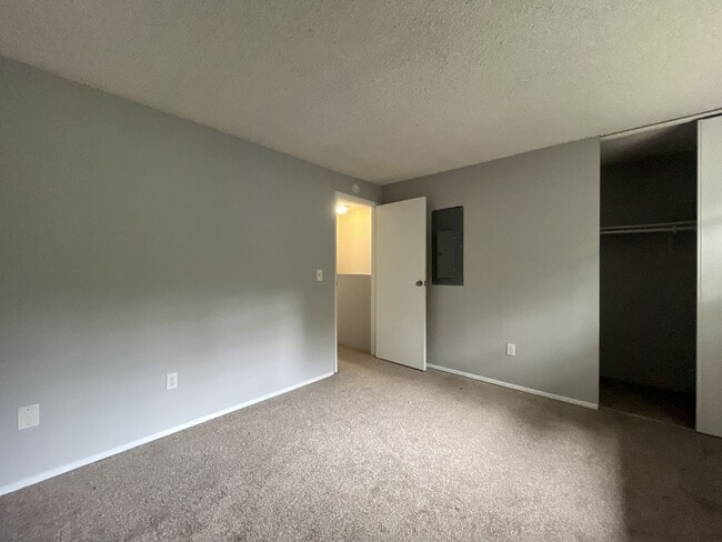 Building Photo - 4911 SW Beaverton Hillsdale Hwy
