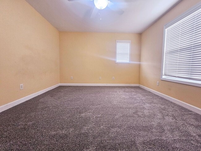 Building Photo - Townhouse  At West Park Place