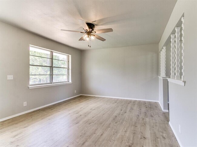 Building Photo - 502 N Oak St