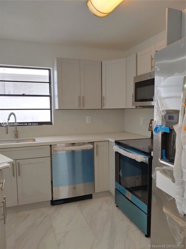 Building Photo - 6424 Collins Ave
