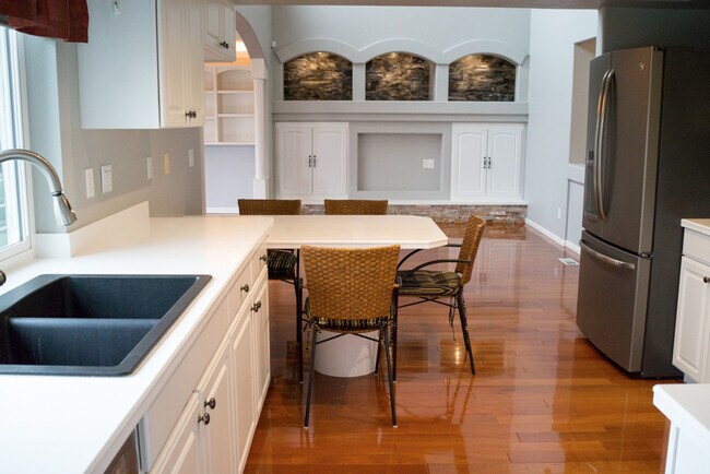 Building Photo - Evolve Real Estate: Available Immediately 3 Bedroom on a Huge Lot Facing Open Space! No Pets.