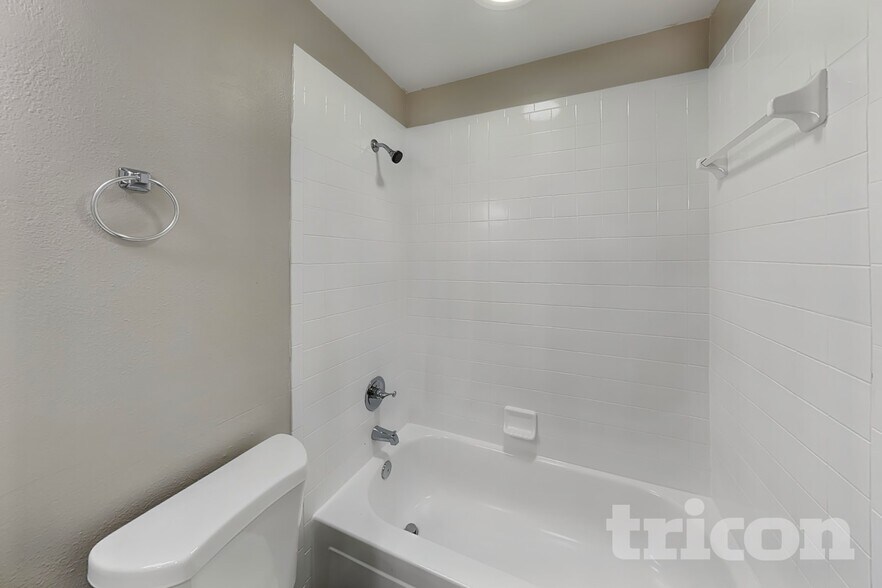 Building Photo - 947 Sandywood Dr