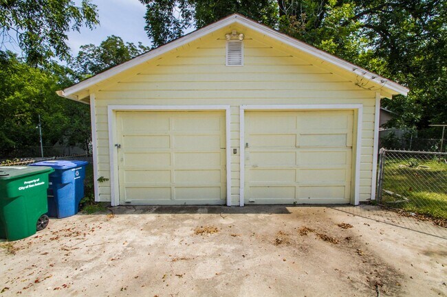 Building Photo - Close to Local Amenities and Downtown