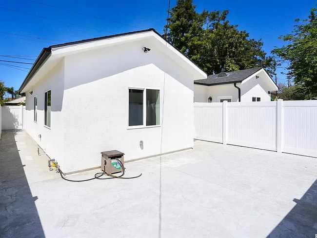 Building Photo - 7523 Milwood Ave