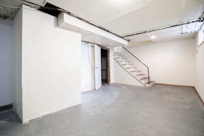 Building Photo - 180 Eldred Ave