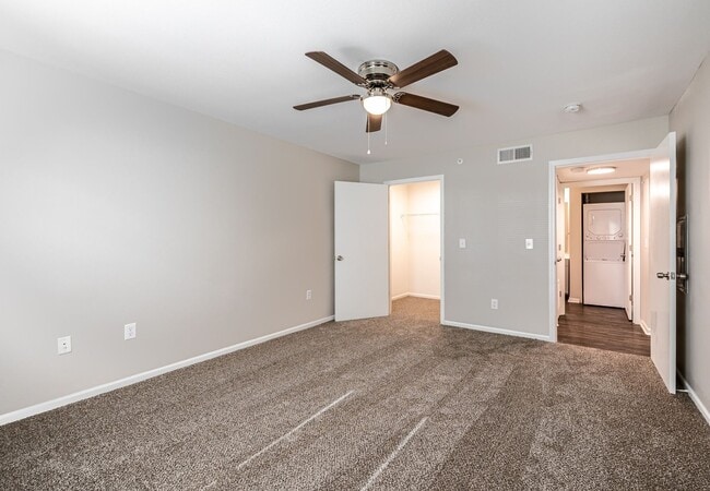 Building Photo - Spacious 2 Bed, 2 Bath Townhome in Overlan...
