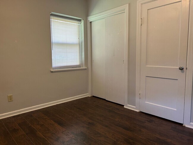 Building Photo - Available August 20th, 2026!!