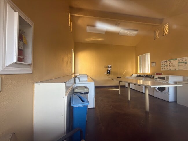 Building Photo - 8545 Villa La Jolla Dr