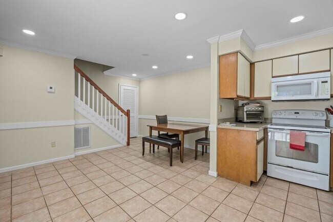 Building Photo - Beautiful Condo-Style Living in Virginia Beach