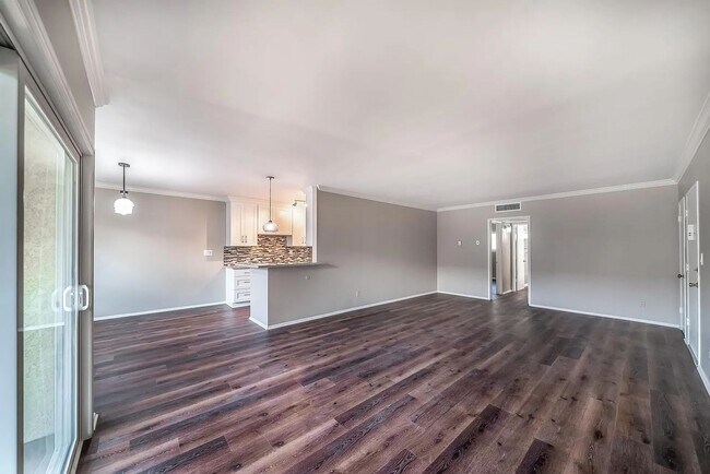 Building Photo - Beautiful Renovated 1 Bedroom Condo with Many Upgrades! Private Balcony! Pool on Site!