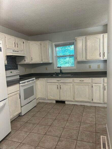 Building Photo - 10923 Dahlia St NW