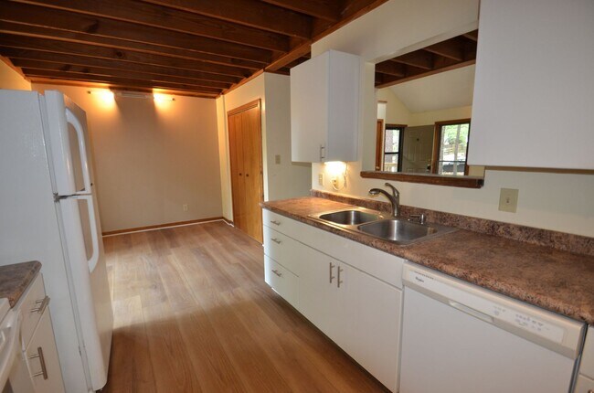 Building Photo - Charming 2 Bed / 2 Bath Home in Prime Chapel Hill Location