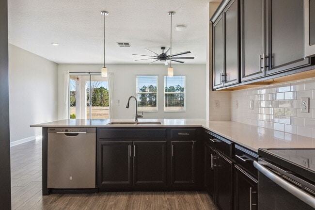 Building Photo - Spacious 3-Bedroom, 2.5 Baths Townhouse Retreat in Prime Orlando Location!