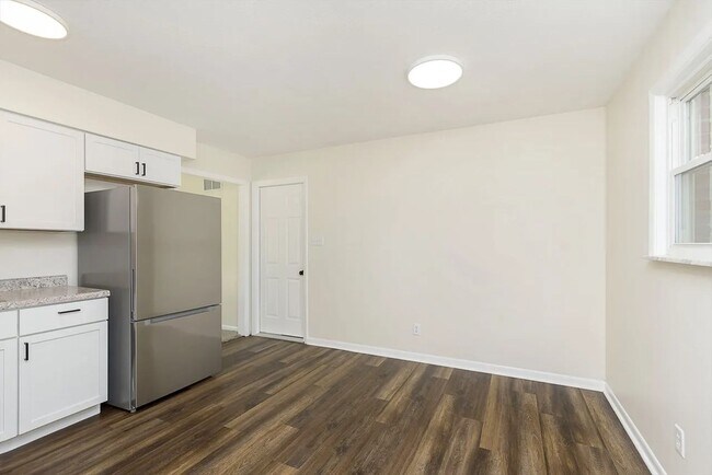 Building Photo - Renovated Duplex: Move-In Ready! 3 Bed, 1....