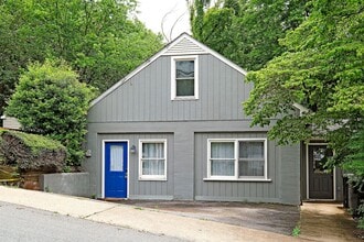 Building Photo - Charming Pet-Friendly Rental Near Pantops & Downtown