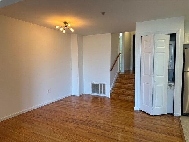 Building Photo - 8911 Riverside Pl