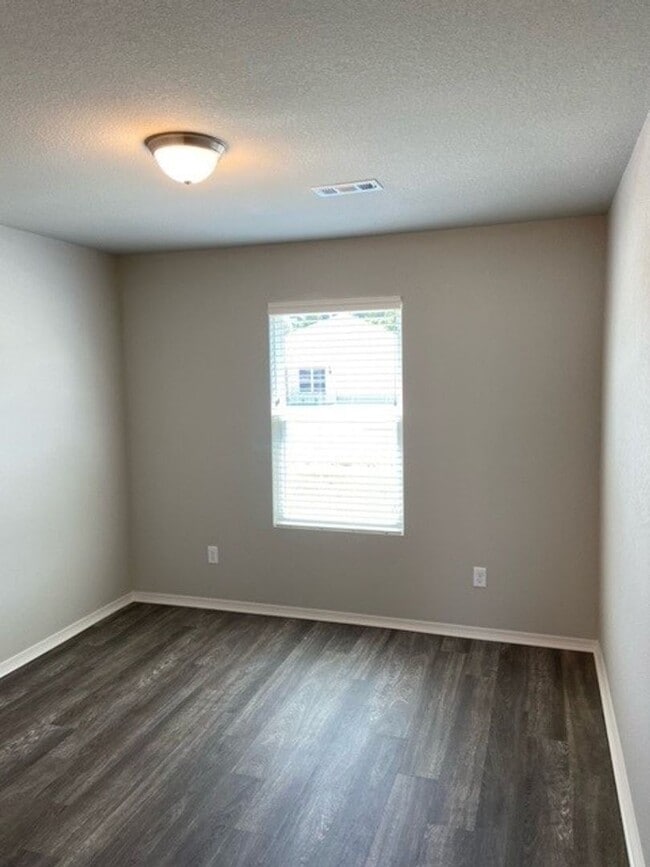 Building Photo - *NOW PRELEASING* Comfortable Three Bedroom | Two Bath Home in Conrad Court