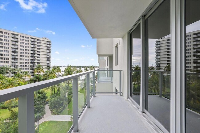 Building Photo - 1500 Bay Rd