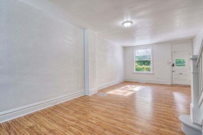 Building Photo - Newly Renovated 3 Bedroom, 1 Bathroom Townhouse