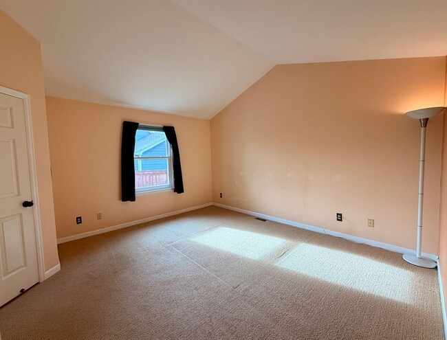 Building Photo - 5-Bed, 2.5-Bath Home Near MacIntosh Lake with Hardwood Floors, Gas Fireplace, and Finished Basement