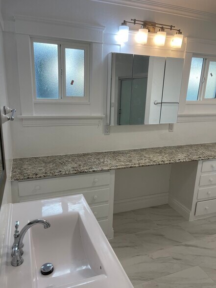 Building Photo - 508 S Catalina Ave