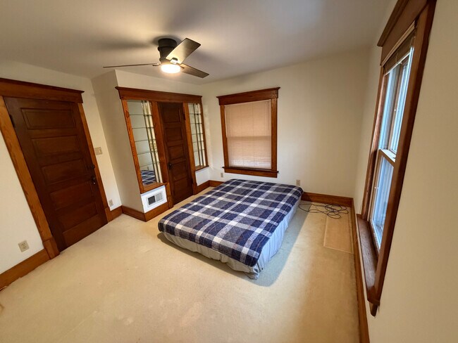 Building Photo - 410 W Illinois St