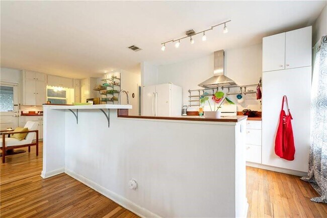 Building Photo - 4407 Lareina Dr