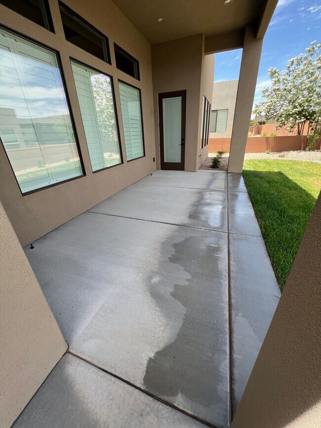 Building Photo - Beautiful 4 Bedroom, 4 Bathroom Home in The Dunes at Sand Hollow Resort