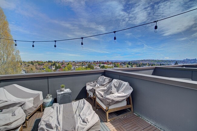 Building Photo - 3Bd/1.5Ba Seattle Townhouse