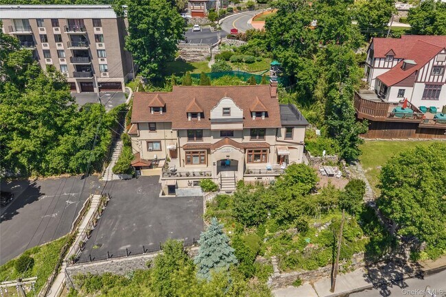 Building Photo - 176 Colonial Pkwy