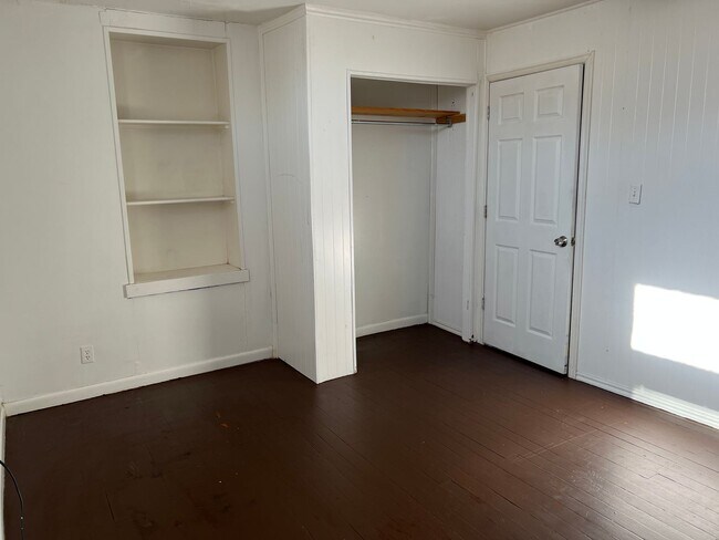 Building Photo - Private Guy Room in 5 bedroom 2 bath triplex