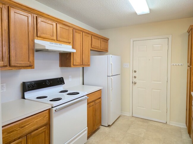 Building Photo - Hewitt Duplex!