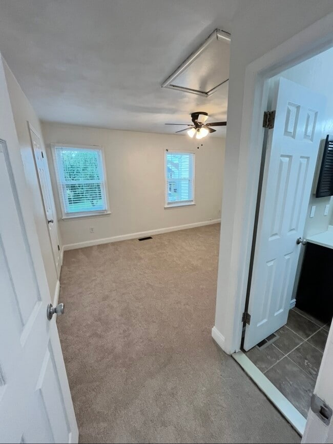 Building Photo - 1528 Jameson Dr