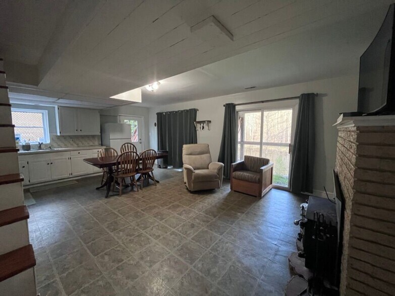Building Photo - 304 Pine Dr