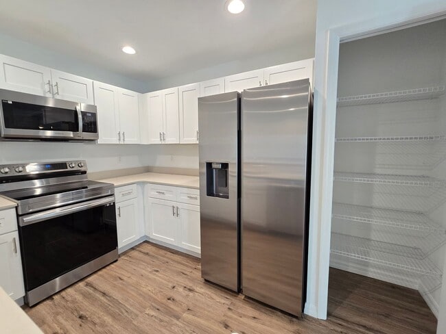 Building Photo - Beautiful 2 bed/ 2 bath Townhome w/ Balcony, Garage & Community Pool