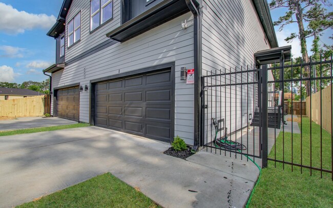 Building Photo - 6531 Rosemary Ln