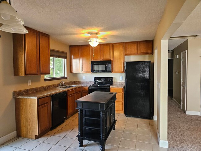 Building Photo - 3BR-1.5BA Split Level House - Washington M...