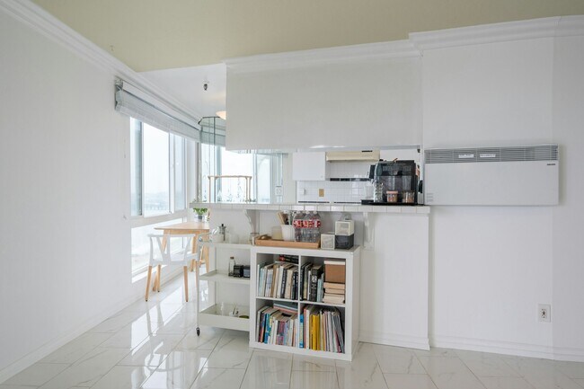 Building Photo - 565 Esplanade
