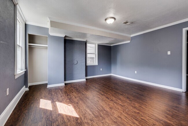 Building Photo - Available NOW - Spacious 6 Bedroom, 2 FULL Bath Home Located in South Side Slopes!